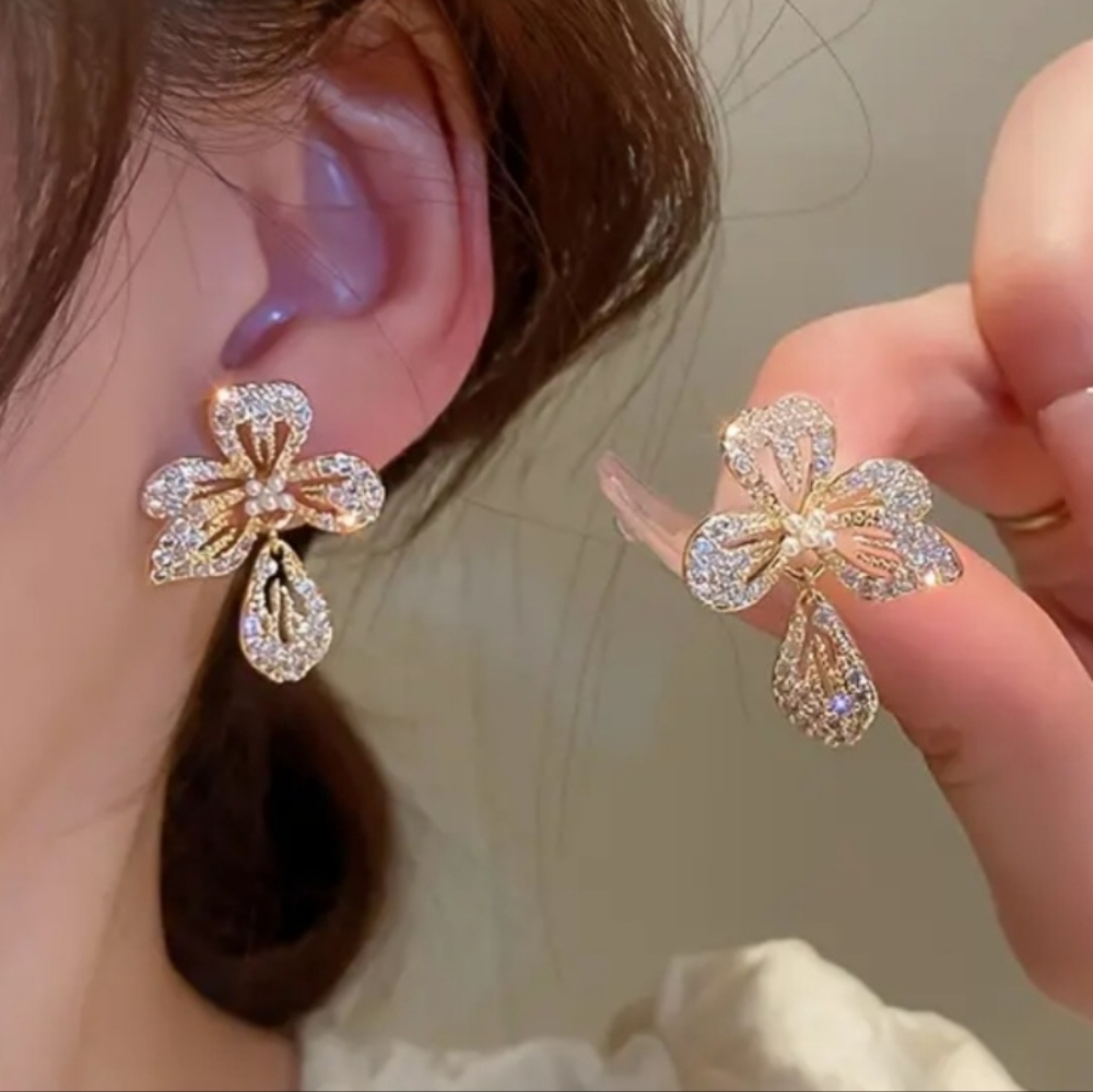 Flower Rhinestone Stud Earrings w/ Faux Pearls - Picture 1 of 3